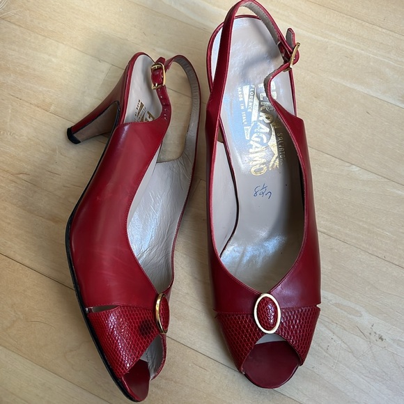AS IS*  Ferragamo Slingback Heels with *one dark stain on right toe. 8.5N - Picture 9 of 9